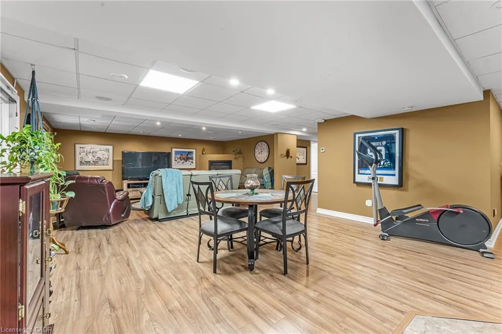 8 Oakridge Boulevard