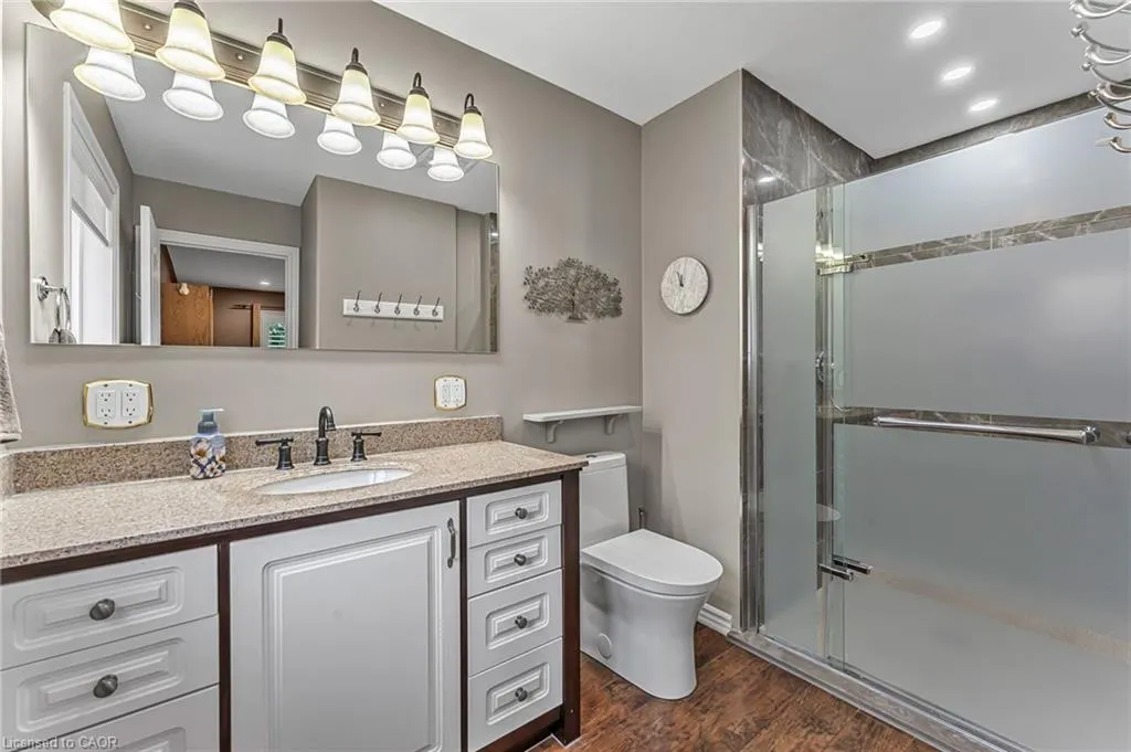 8 Oakridge Boulevard