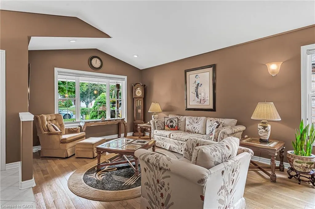8 Oakridge Boulevard