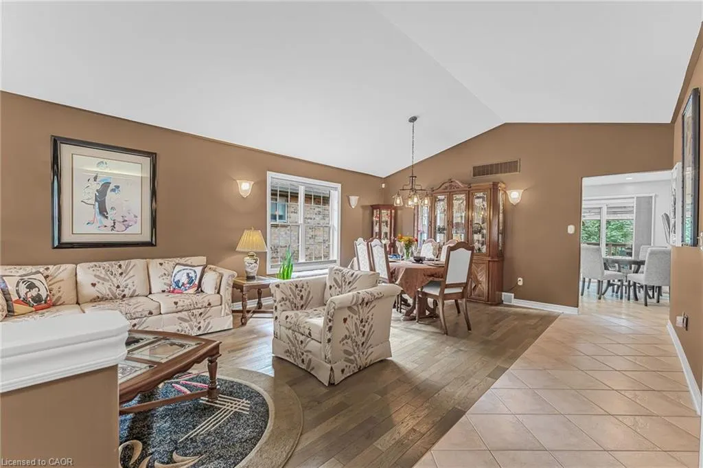 8 Oakridge Boulevard