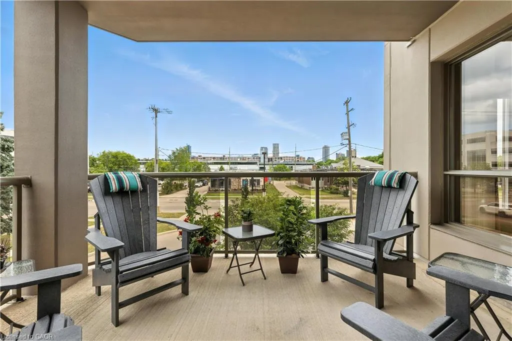 539 Belmont Avenue W, #208