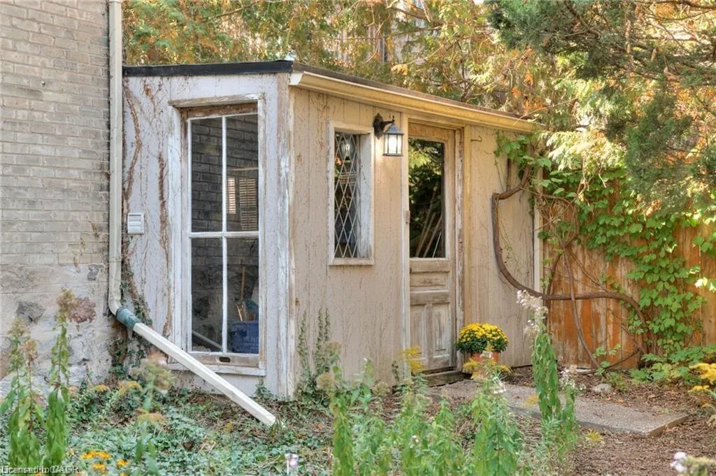 44 Ellen Street E