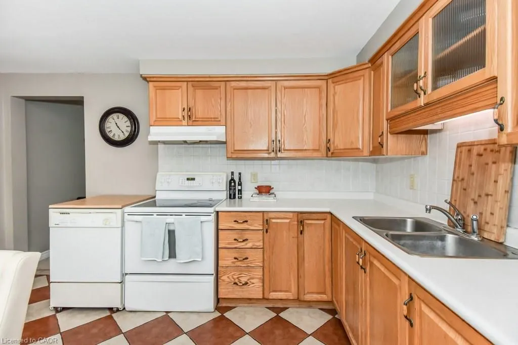 512 Elgin Street N