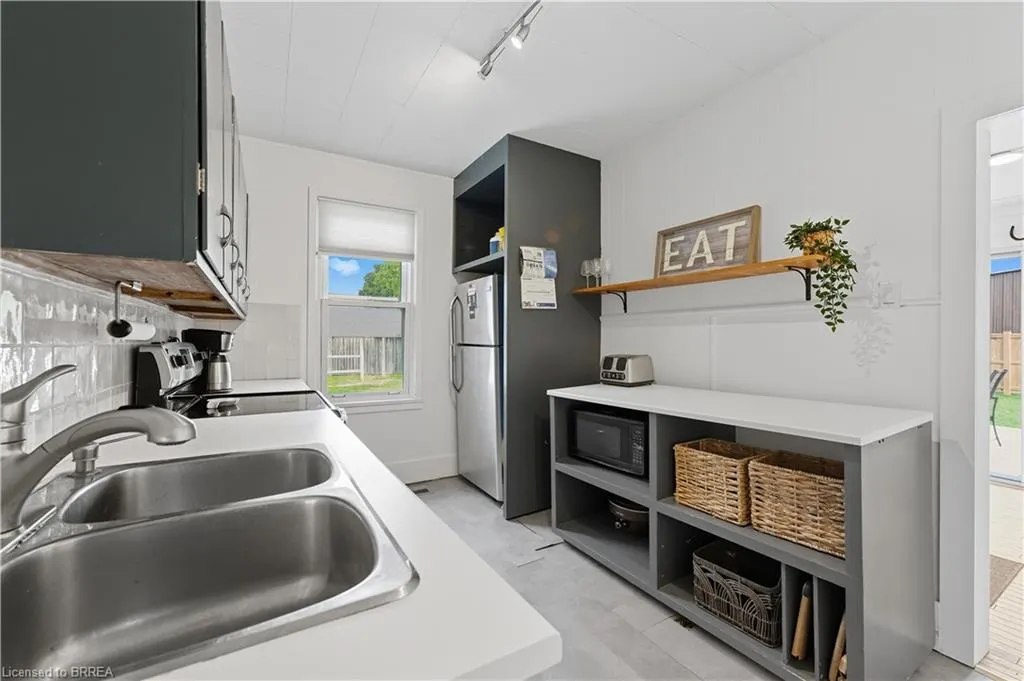 9 Curtis Avenue S