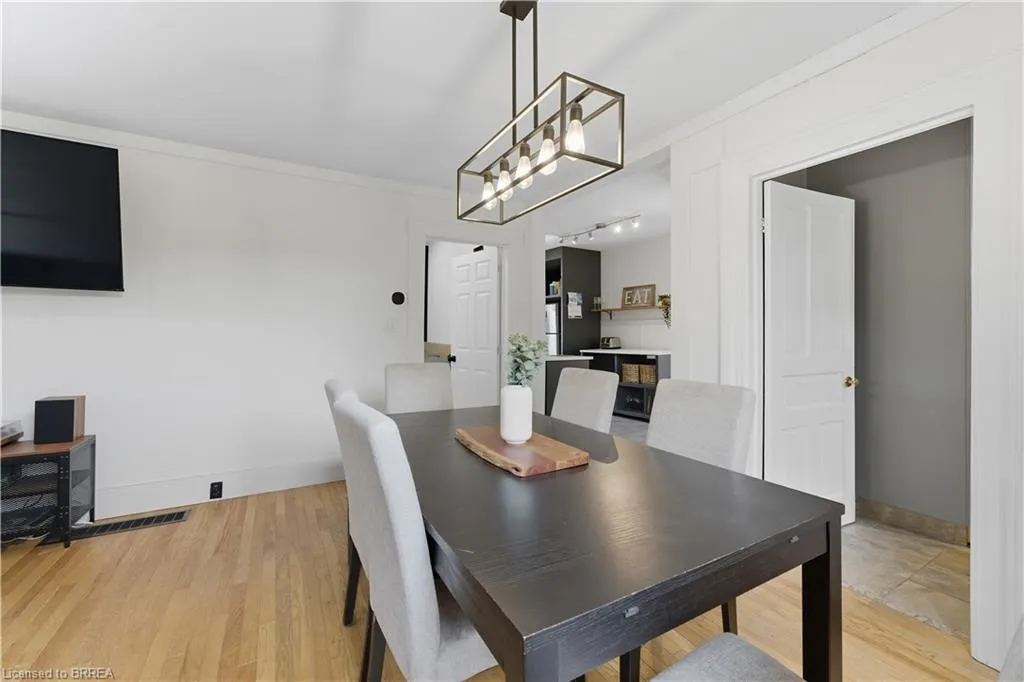 9 Curtis Avenue S