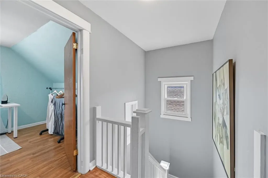 239 Rosslyn Avenue N