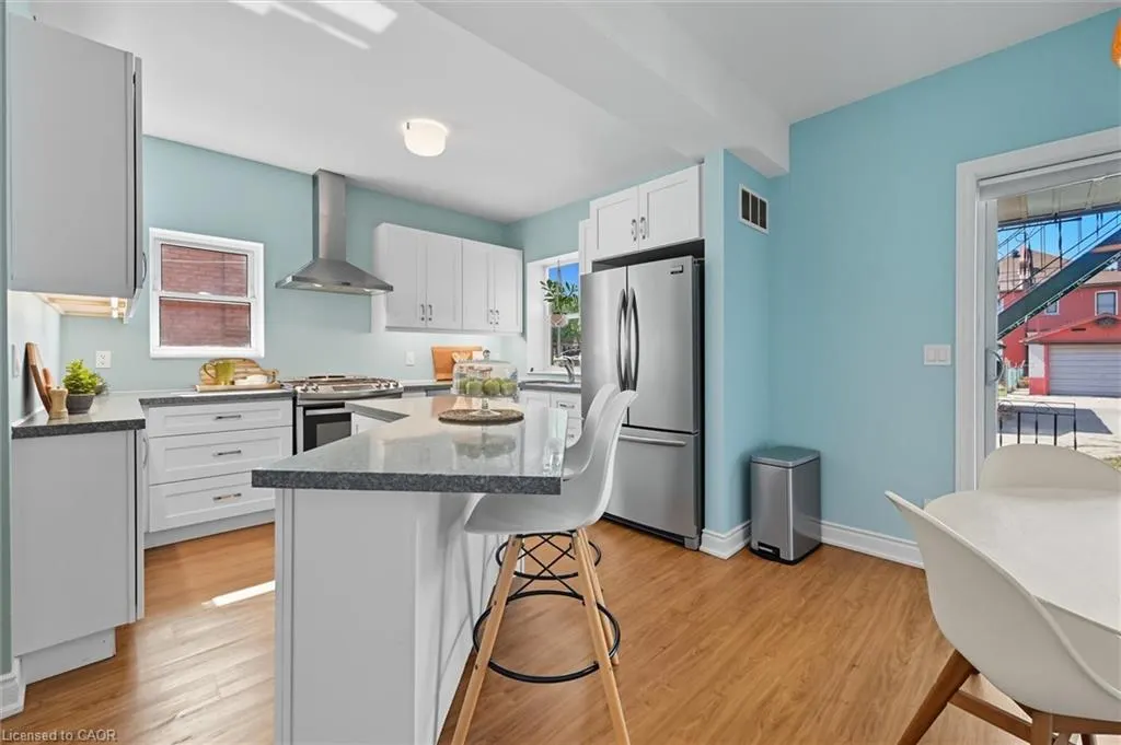239 Rosslyn Avenue N