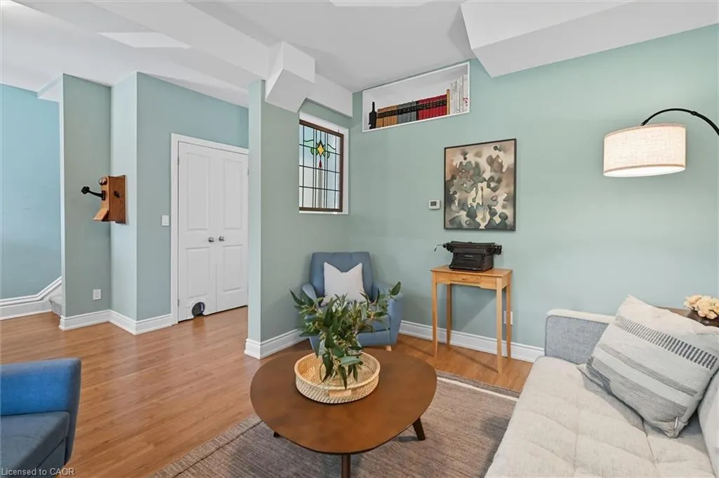 239 Rosslyn Avenue N