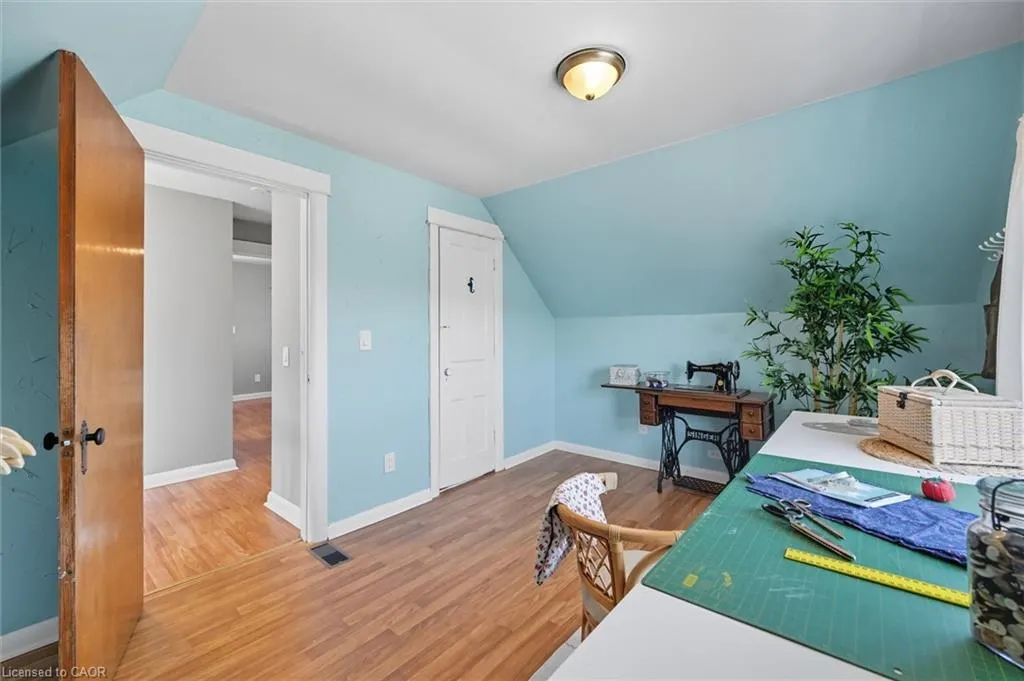 239 Rosslyn Avenue N