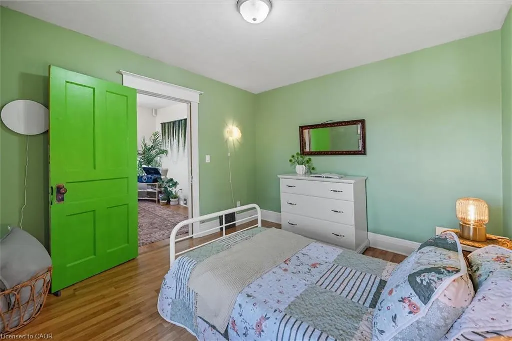 239 Rosslyn Avenue N