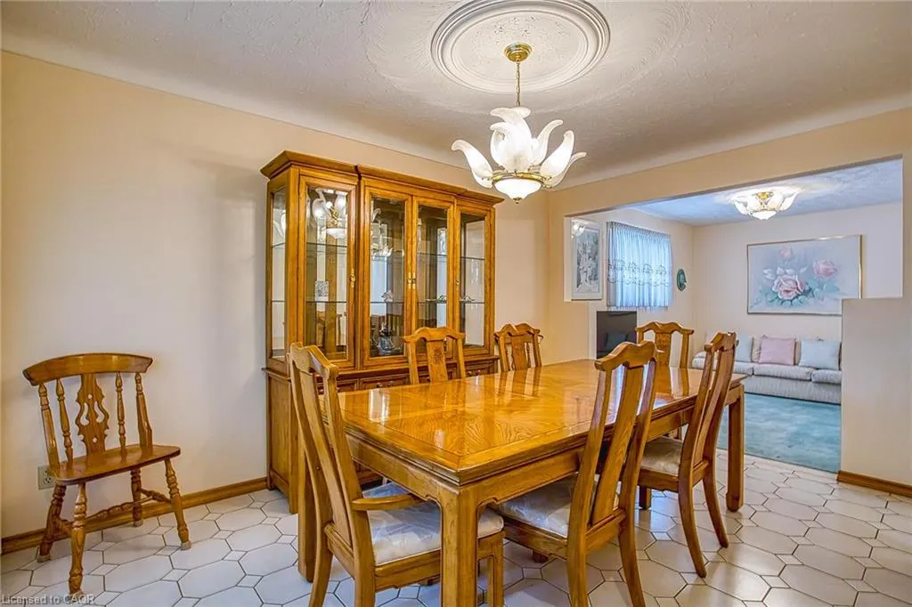 633 Rosseau Road