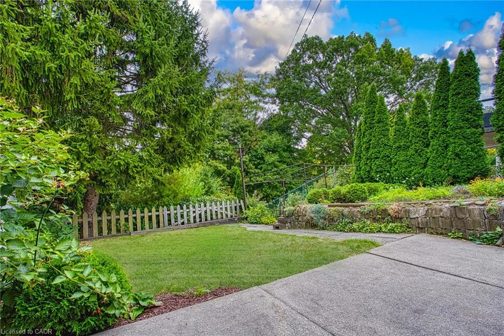 633 Rosseau Road