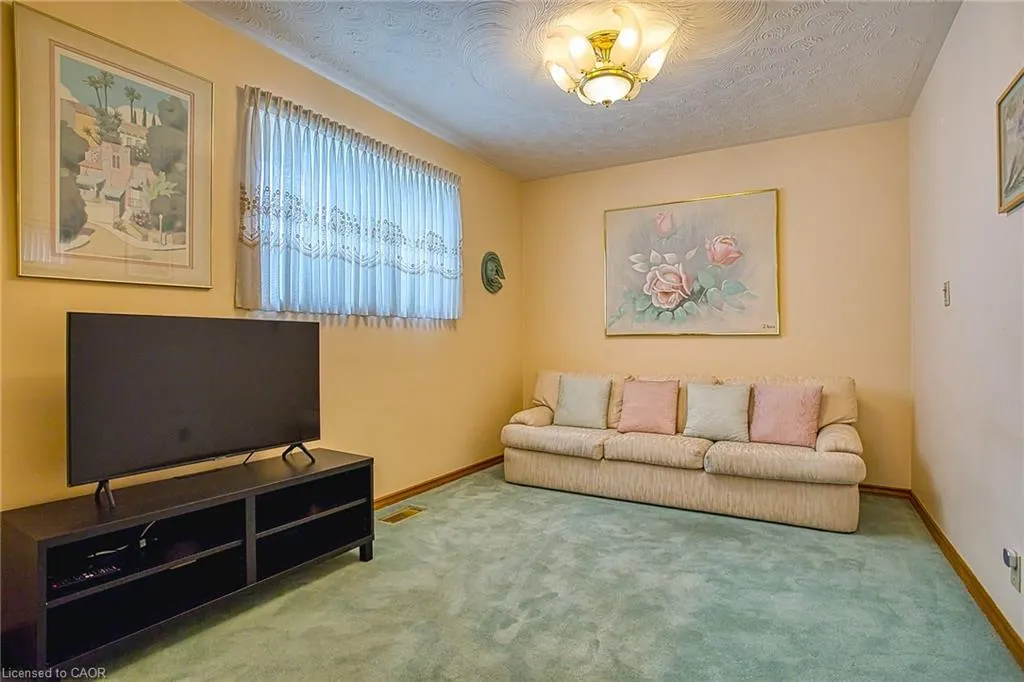 633 Rosseau Road