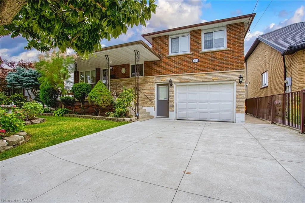 633 Rosseau Road