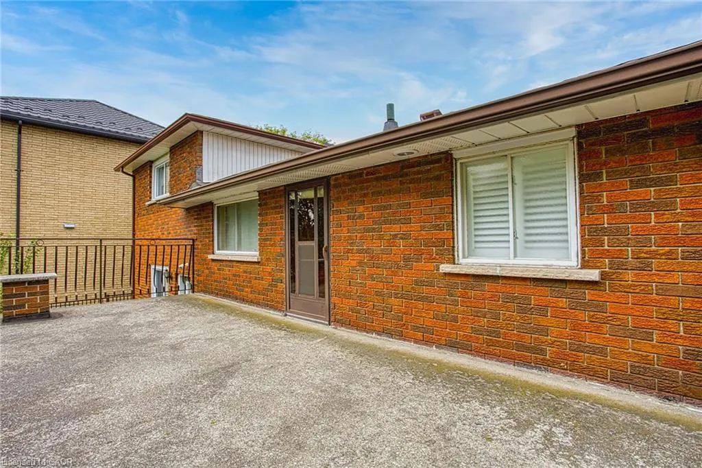 633 Rosseau Road