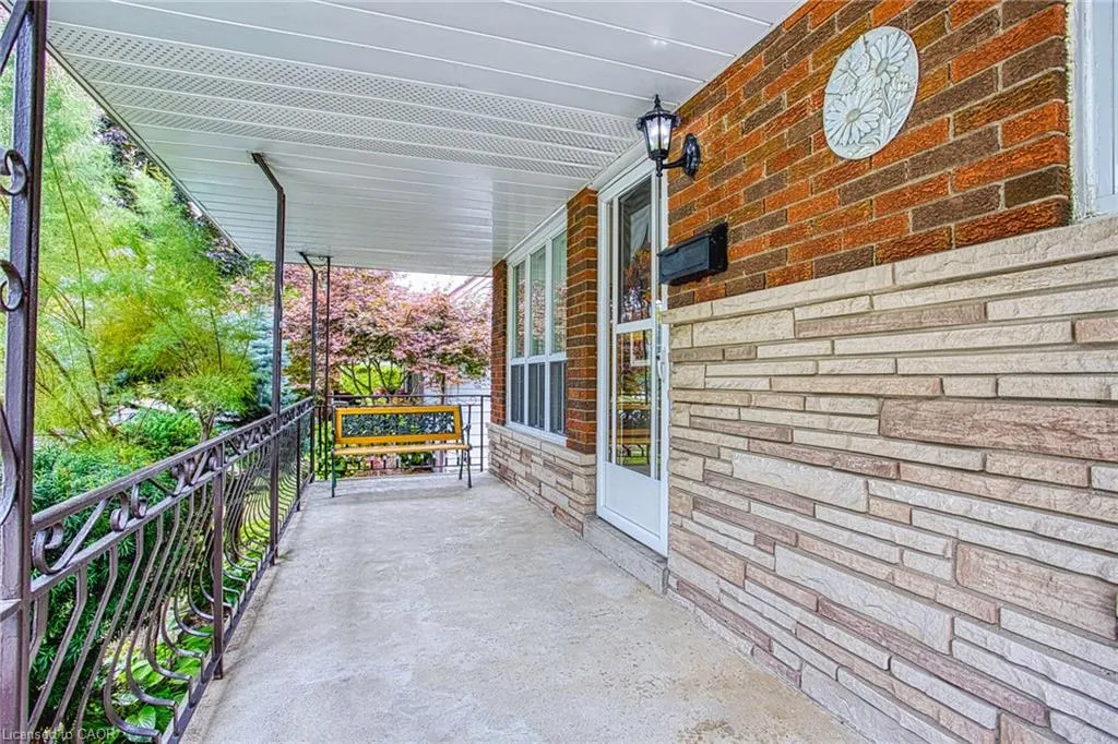 633 Rosseau Road