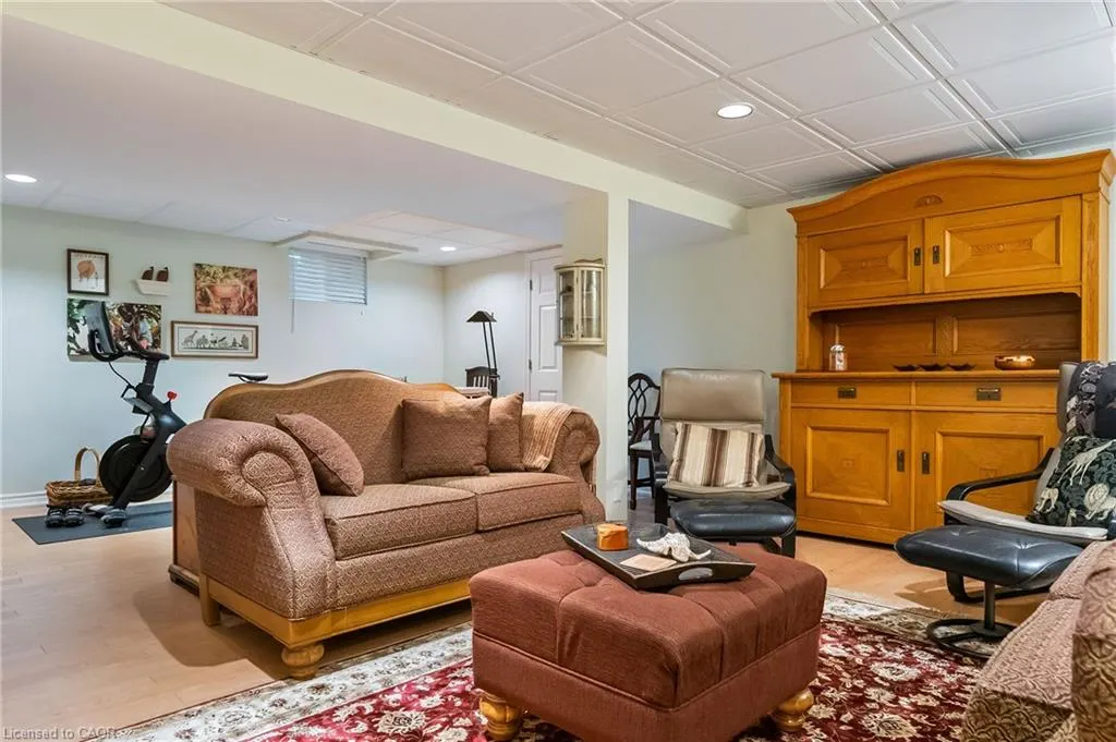 1318 Hillview Crescent