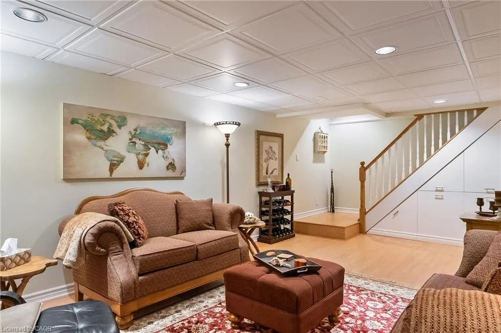 1318 Hillview Crescent