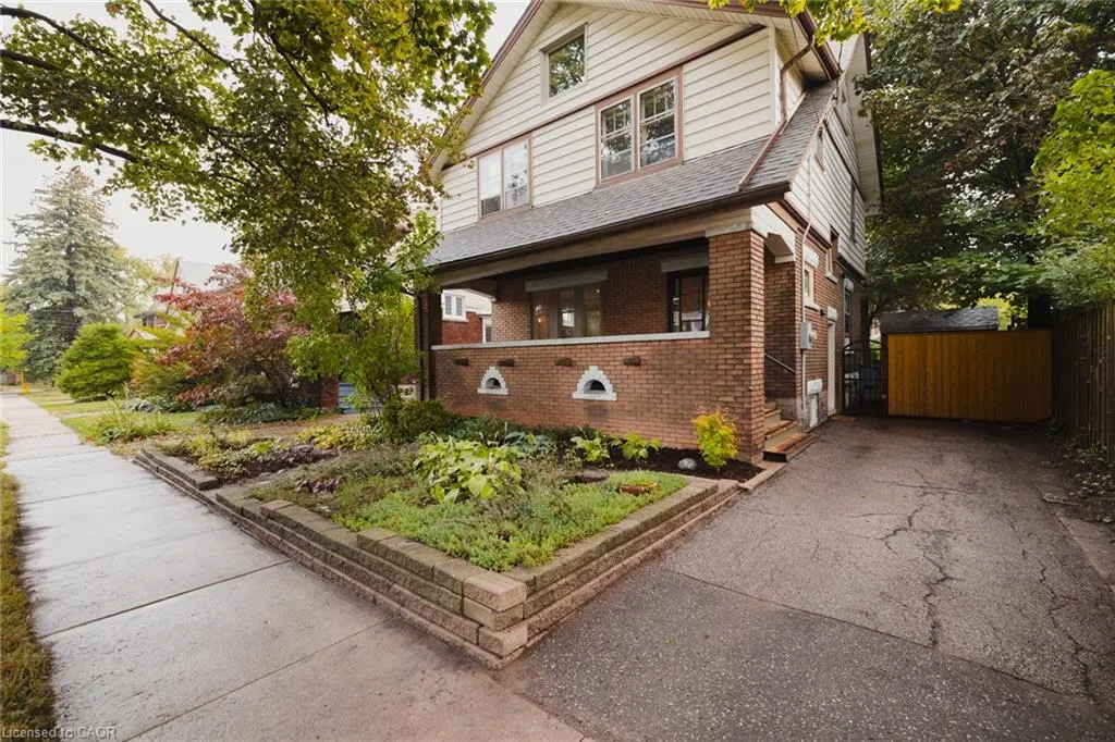 81 Pandora Avenue N