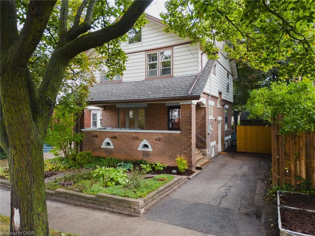 81 Pandora Avenue N