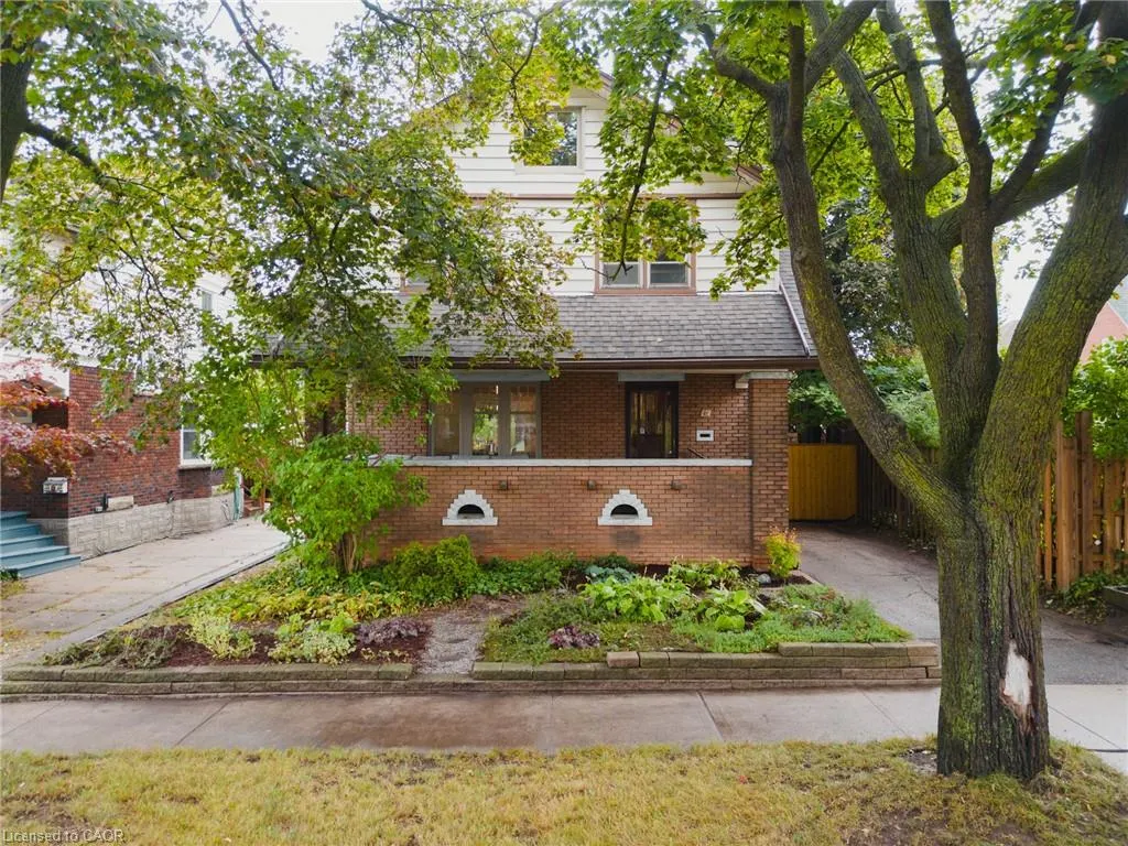 81 Pandora Avenue N