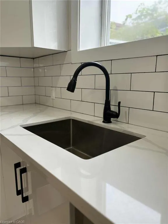 28 Victor Boulevard, #LOWER