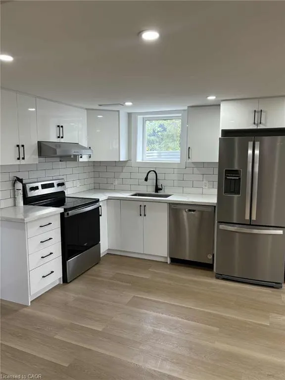 28 Victor Boulevard, #LOWER