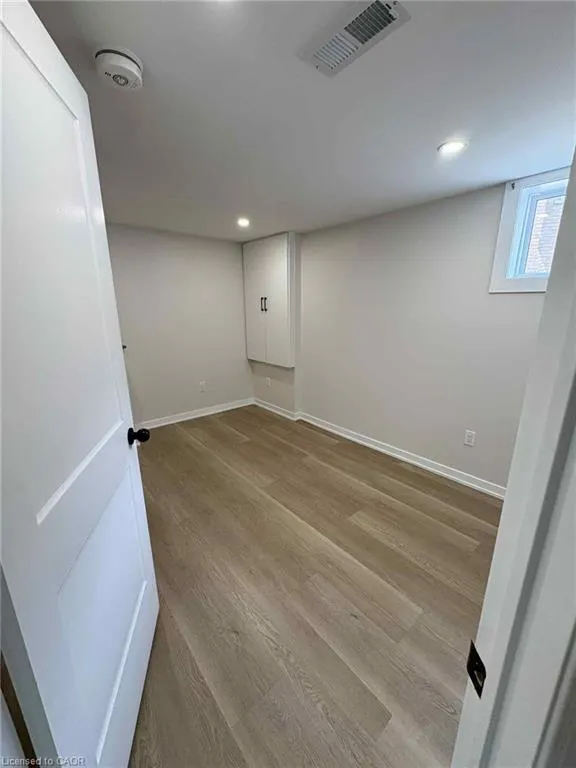 28 Victor Boulevard, #LOWER