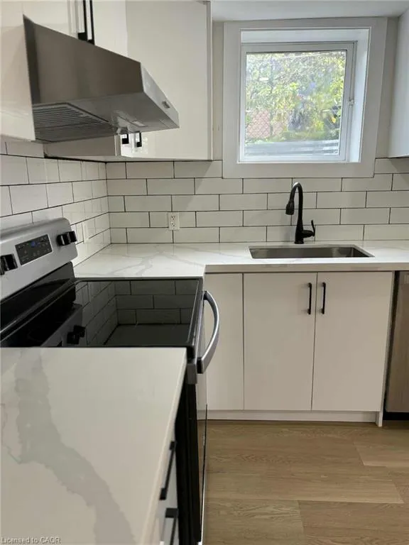 28 Victor Boulevard, #LOWER