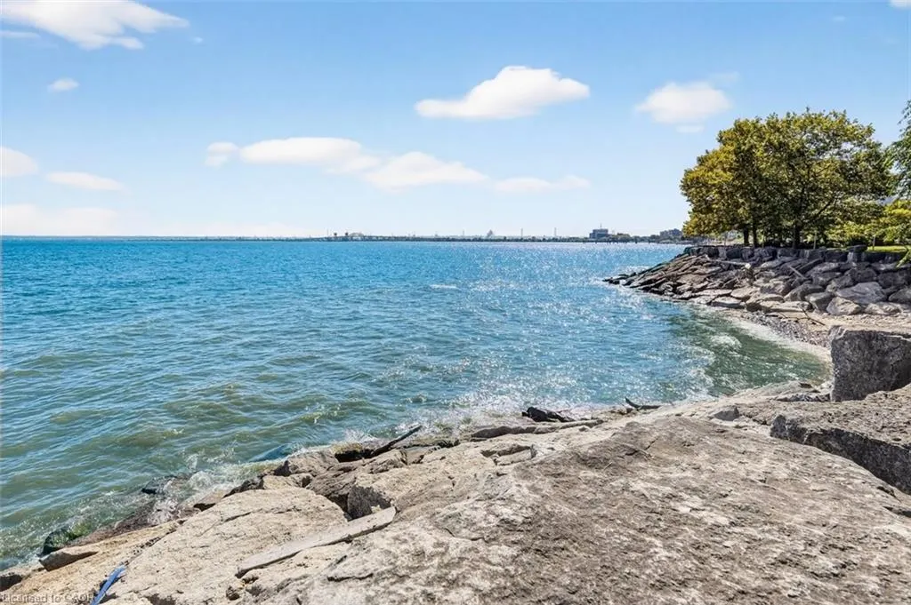 2210 Lakeshore Road, #203