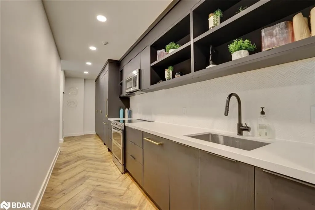 600 Queens Quay W, #633