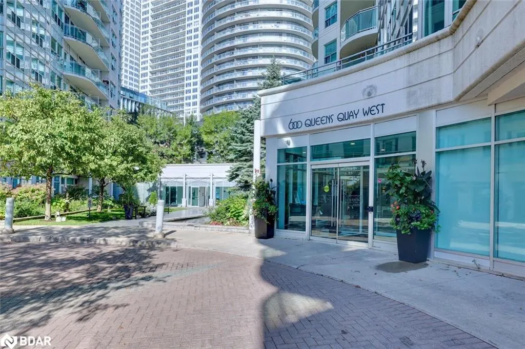 600 Queens Quay W, #633