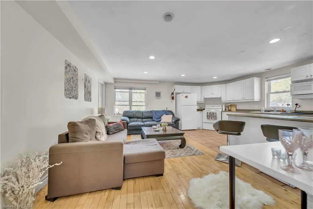 24 Columbia Street W