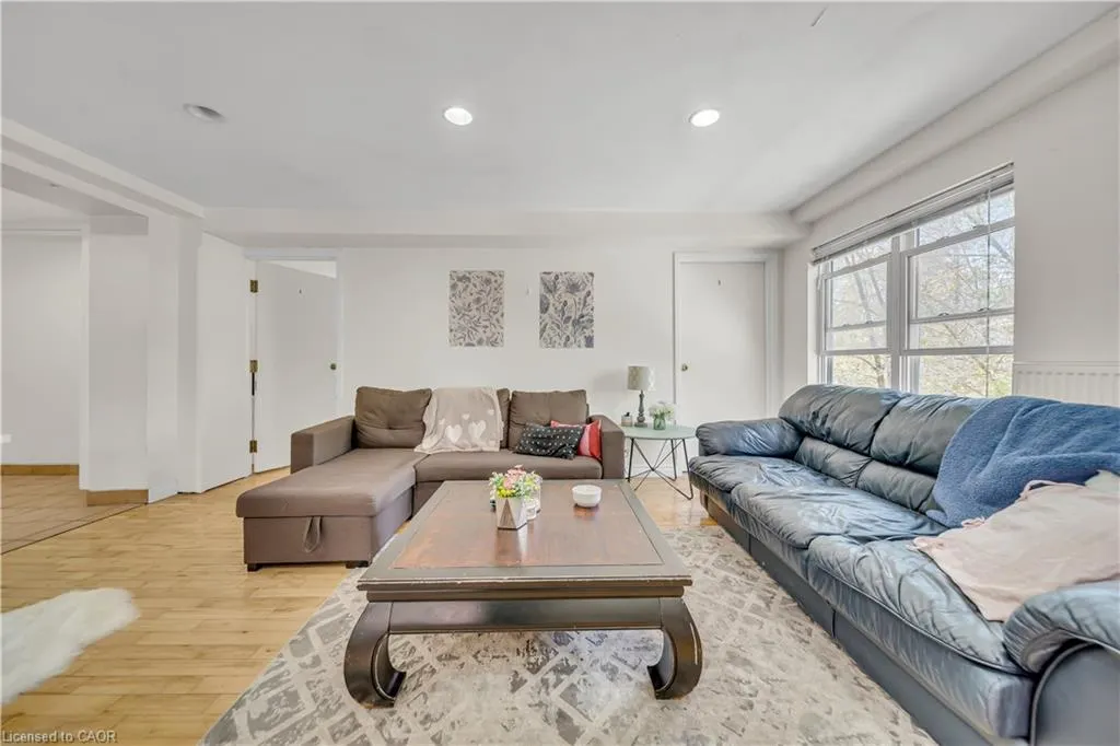 24 Columbia Street W