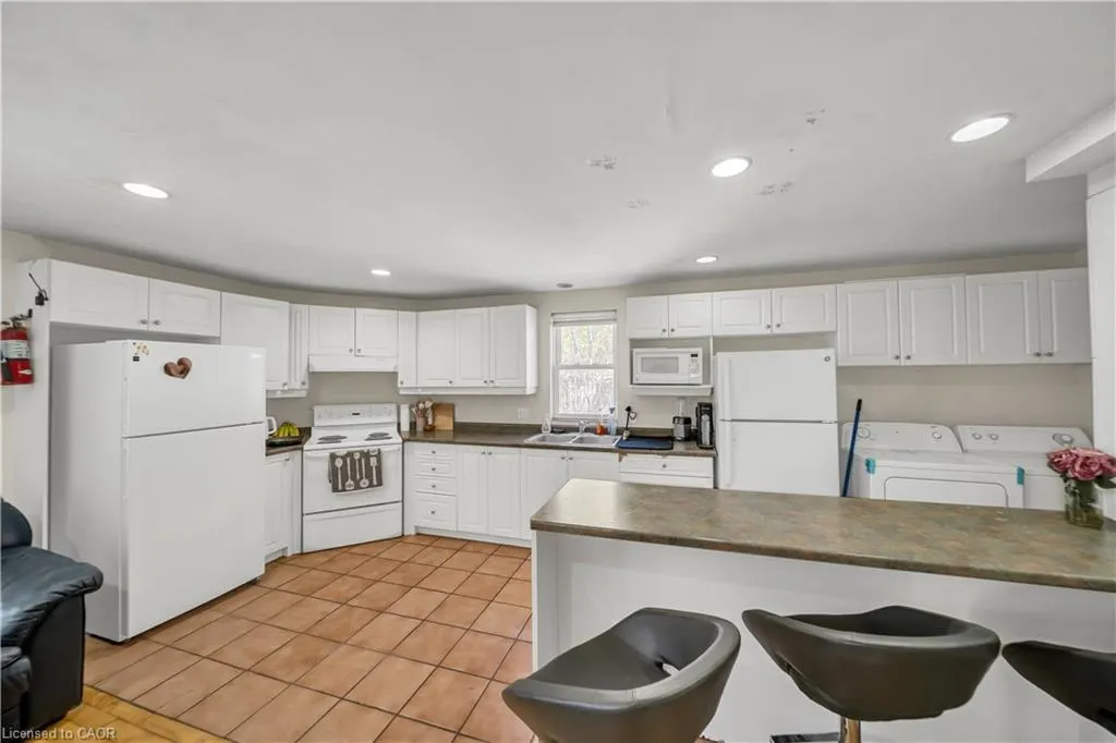 24 Columbia Street W
