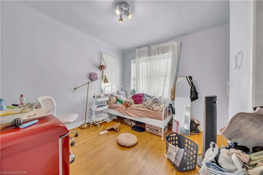 24 Columbia Street W