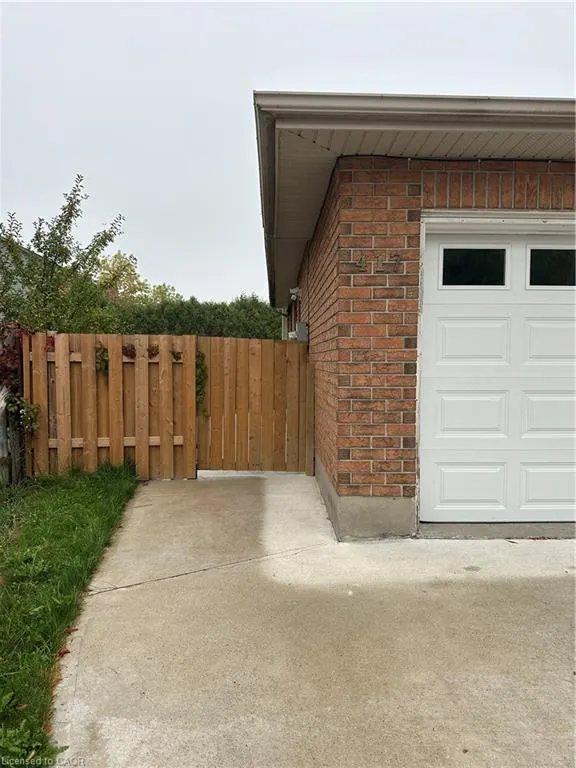 417 Bankside Crescent, #LOWER/MAIN