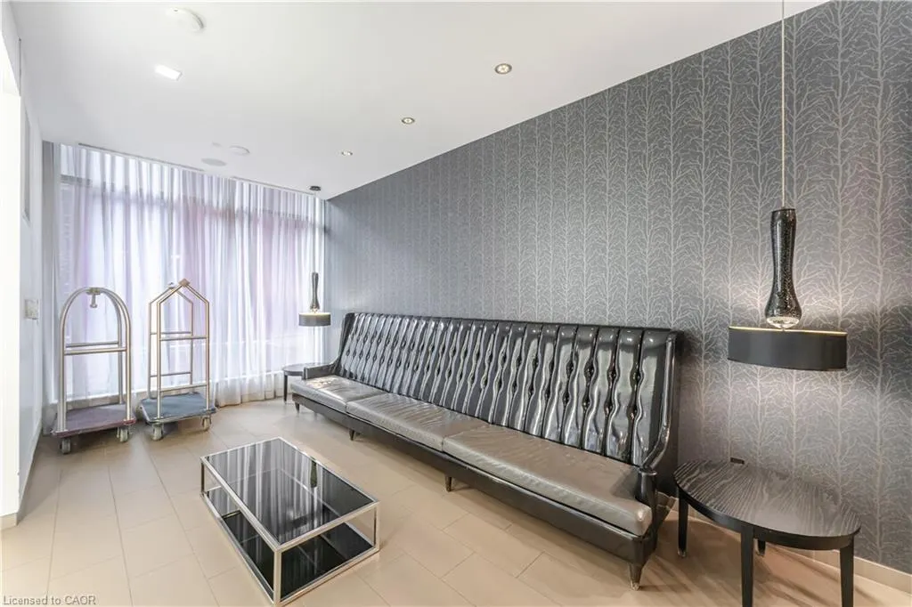 560 Front Street W, #821