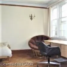 156 Bond Street S