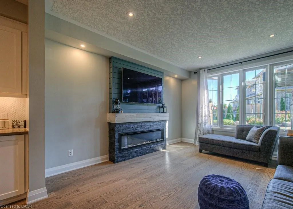 286 Tall Grass Crescent