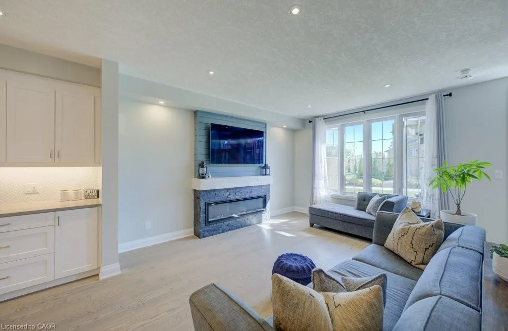 286 Tall Grass Crescent