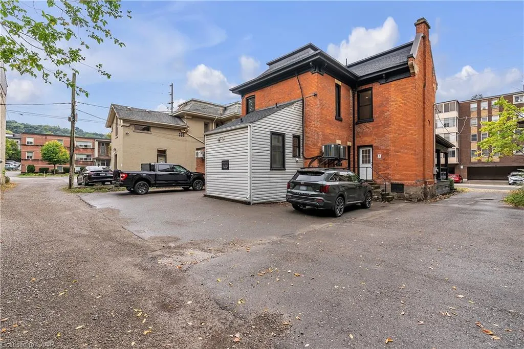 203 Macnab Street S, #1