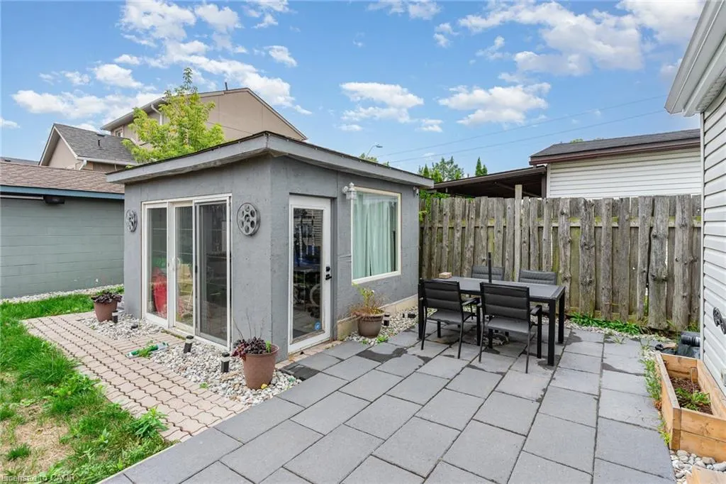 4 Robins Avenue