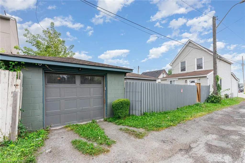 4 Robins Avenue