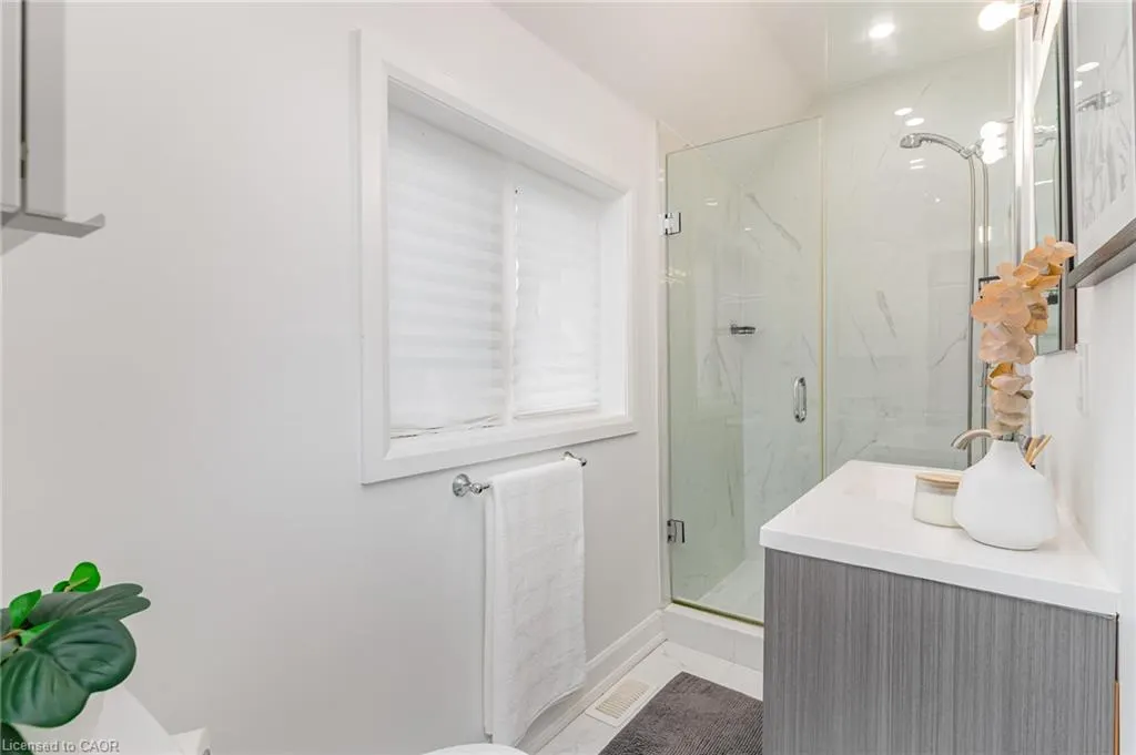 4 Robins Avenue