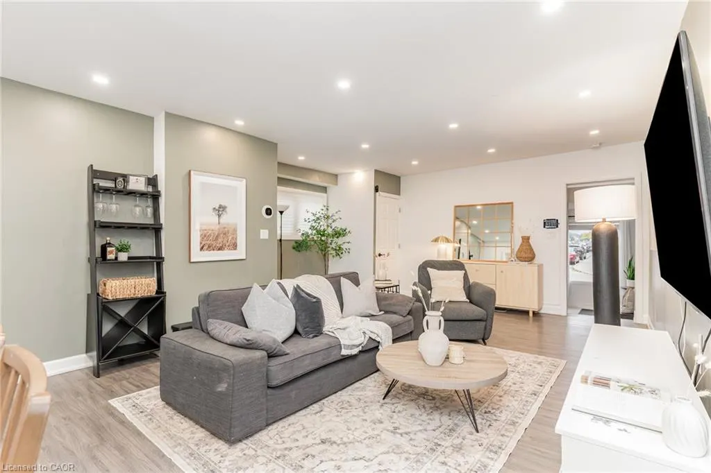 4 Robins Avenue