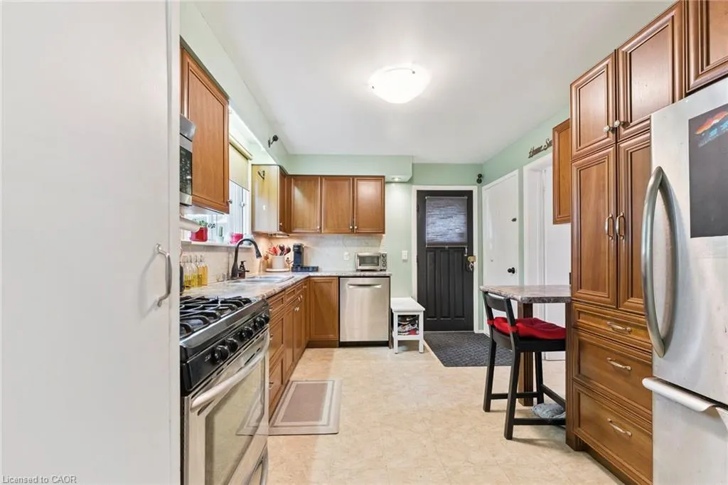 102 Rutherford Road N