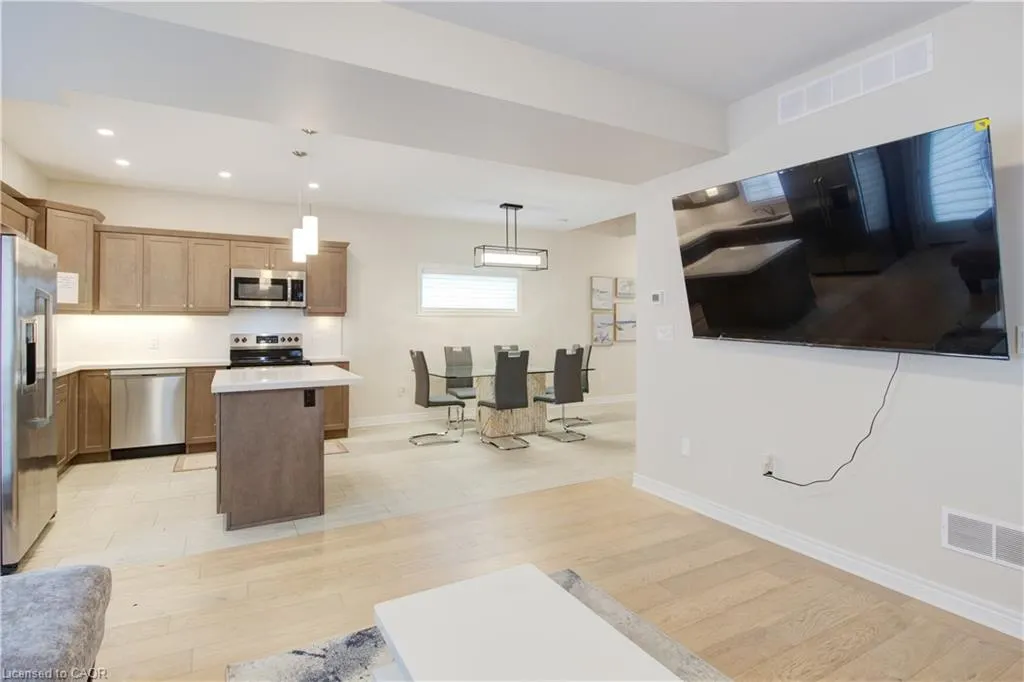 7387 Sherrilee Crescent