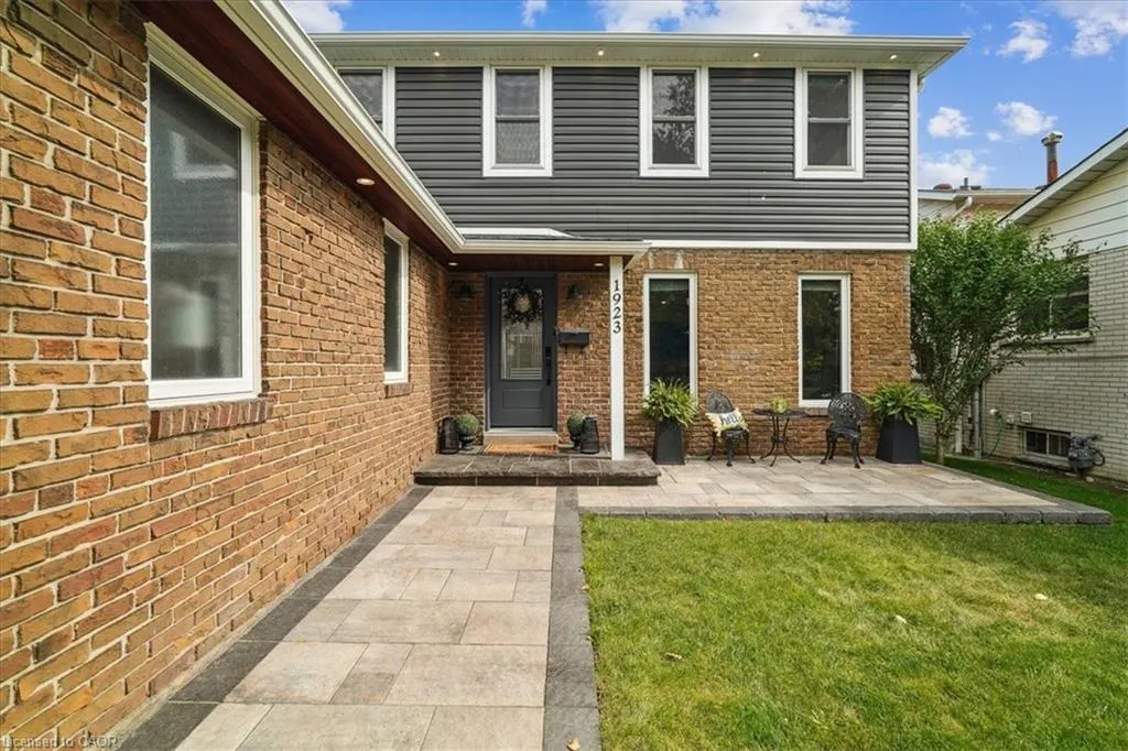 1923 Steepbank Crescent