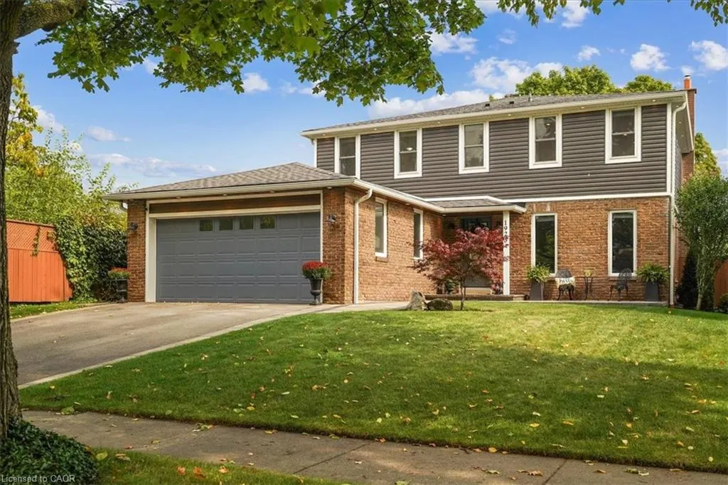 1923 Steepbank Crescent